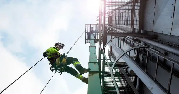 Die Messlatte höher legen: Ein Sicherheitsleitfaden für Arbeiten in großer Höhe